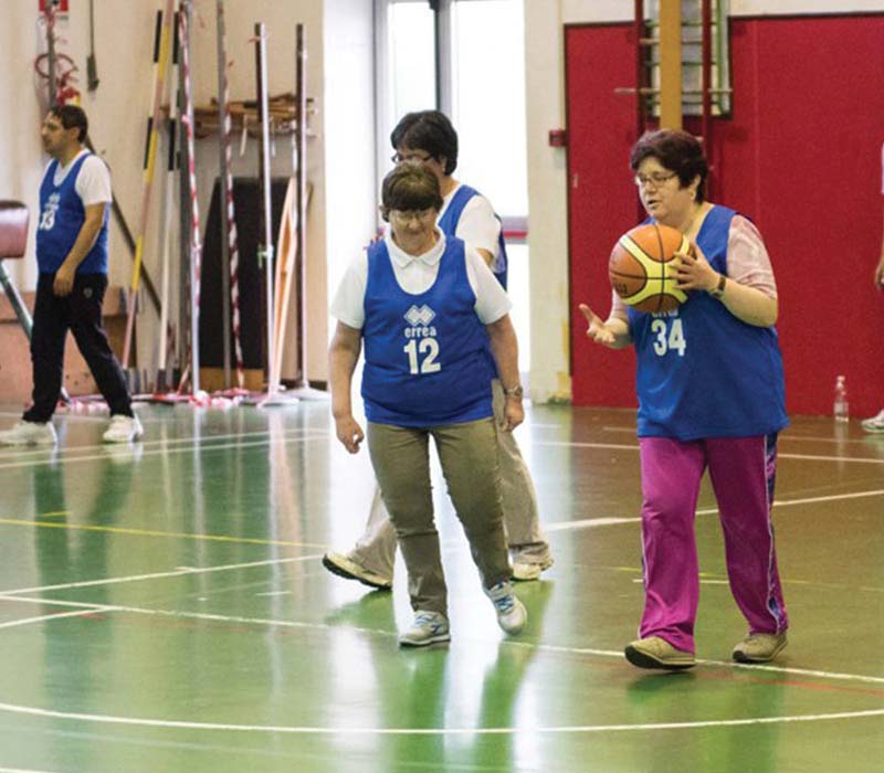 attività di basket con le persone disabili